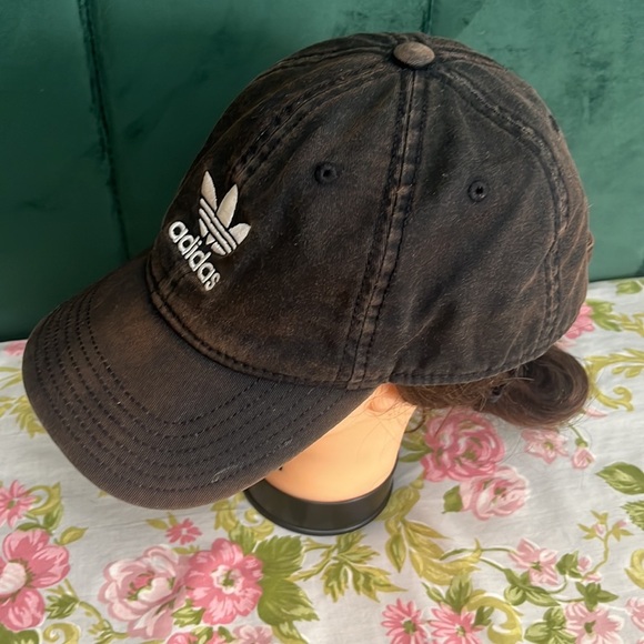 Distressed adidas’s top - Picture 4 of 9